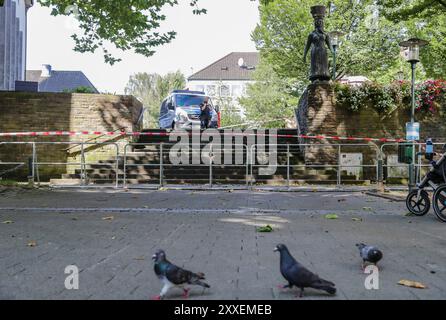 Solingen, Allemagne. 24 août 2024. Un policier travaille sur le site d'une attaque au couteau à Solingen, Allemagne, le 24 août 2024. Au moins trois personnes ont été tuées et plusieurs autres blessées dans une attaque au couteau dans la ville de Solingen, dans l'ouest de l'Allemagne, vendredi soir, ont rapporté les médias allemands. L'attaque a eu lieu alors qu'un festival était en cours pour marquer le 650e anniversaire de la fondation de la ville. Crédit : Zhang Fan/Xinhua/Alamy Live News Banque D'Images