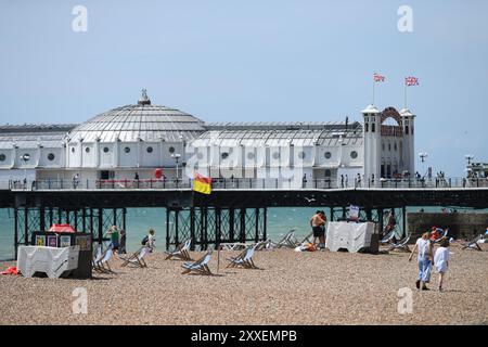 Vue du côté gauche de la jetée de Brighton prise sur un téléobjectif avec une plage calme avec peu de personnes par une journée ensoleillée. Banque D'Images