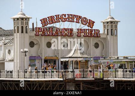 Gros plan sur l'avant de l'embarcadère du palais de Brighton montrant les panneaux et les tours. Banque D'Images