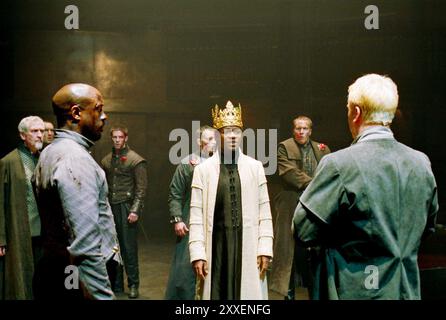 de gauche à droite : Geff Francis (comte de Warwick), (au centre) David Oyelowo (roi Henry VI), (à l'arrière de la caméra) Clive Wood (Richard Plantagenet) dans HENRY VI partie III par Shakespeare à la Royal Shakespeare Company (RSC), Swan Theatre, Stratford-upon-Avon, Angleterre 13/12/2000 design : Tom Piper éclairage : Heather Carson réalisateur : Michael Boyd Banque D'Images