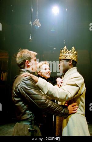 de gauche à droite : Neil Madden (Edward, Prince de Galles), Fiona Bell (Reine Margaret), David Oyelowo (Roi Henry VI) dans HENRY VI partie III de Shakespeare à la Royal Shakespeare Company (RSC), Swan Theatre, Stratford-upon-Avon, Angleterre 13/12/2000 design : Tom Piper éclairage : Heather Carson réalisateur : Michael Boyd Banque D'Images