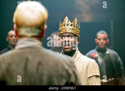 David Oyelowo (roi Henry VI) dans HENRY VI partie III par Shakespeare au Swan Theatre, Royal Shakespeare Company (RSC), Stratford-upon-Avon, Angleterre 13/12/2000 design : Tom Piper éclairage : Heather Carson réalisateur : Michael Boyd Banque D'Images