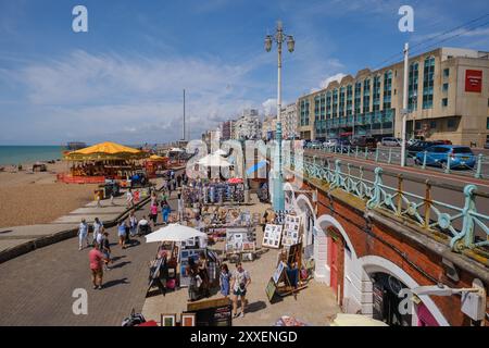 Promenade sur le front de mer de Brighton avec manège équestre et boutiques de Kings Road Banque D'Images