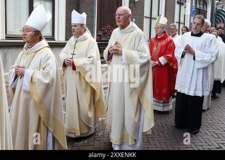 ROERMOND - cortège liturgique précédant l'installation de l'évêque Dr Ron van den Hout comme 25e évêque de Roermond à la cathédrale Christopher. VLNR : Nonce papal Paul Tschang In-Nam, évêque Hans van den Hende (évêque de Rotterdam), évêque RenÃ© Maessen (administrateur diocésain du diocèse de Roermond), évêque Ron van den Hout et cérémonialiste Johan Krijnsen. Van den Hout (59) était évêque du diocèse de Groningen-Leeuwarden depuis 2017. Le pape François le nomme évêque de Roermond en juin. ANP RAMON MANGOLD netherlands Out - belgique Out Credit : ANP/Alamy Live News Banque D'Images