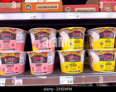 Los Angeles, Californie, États-Unis - 04-14-04 2024 : une vue de plusieurs paquets de ramen Tapatio, exposés dans une épicerie locale. Banque D'Images