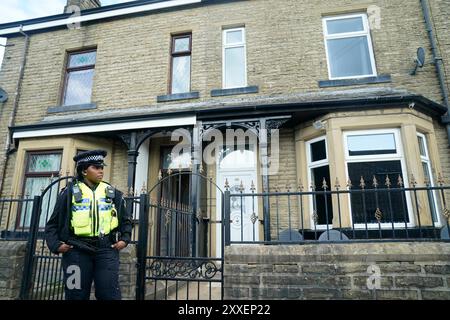 NUMÉRO DE MAISON PIXÉLISÉ PAR la police de BUREAU D'IMAGE DE PA devant une maison à Malsis Road, alors que la police du West Yorkshire a déclaré qu'un certain nombre de mandats ont été exécutés dans la zone Keighley de Bradford pendant la nuit en relation avec l'incendie mortel du 21 août. Deux autres personnes ont été arrêtées sur suspicion de meurtre suite à l'incendie de la maison qui a tué une mère et trois enfants à Bradford. Date de la photo : samedi 24 août 2024. Banque D'Images