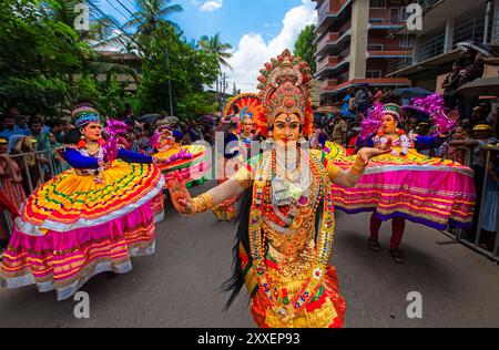 Une procession colorée de rue présentant des costumes et des danses traditionnels du Kerala pendant le festival Athachamayam, célébré au début de Onam. Banque D'Images