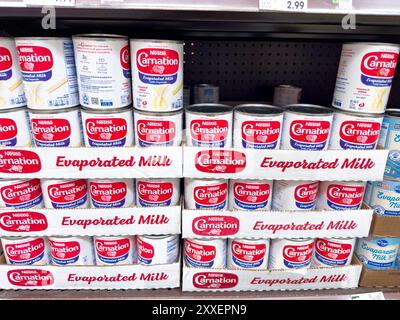 Los Angeles, Californie, États-Unis - 04-14-2024 : vue de plusieurs boîtes de lait évaporé Nestlé Carnation, exposées dans une épicerie locale. Banque D'Images