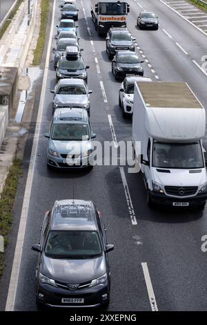 Bristol, Royaume-Uni. 24 août 2024. Les voyages en août pour les vacances ajoutent à la congestion sur l'autoroute M4 à Bristol. Highways England rapportent des vitesses moyennes de 11 à 22 mph en direction ouest. Crédit : JMF News/Alamy Live News Banque D'Images