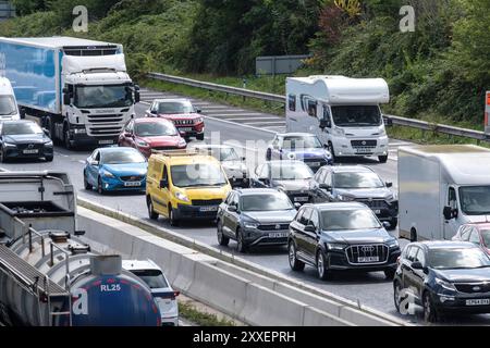Bristol, Royaume-Uni. 24 août 2024. Les voyages en août pour les vacances ajoutent à la congestion sur l'autoroute M4 à Bristol. Highways England rapportent des vitesses moyennes de 11 à 22 mph en direction ouest. Crédit : JMF News/Alamy Live News Banque D'Images