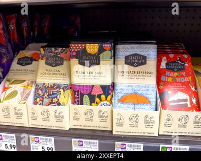 Los Angeles, Californie, États-Unis - 04-14-2024 : une vue de plusieurs paquets de bars à chocolat Seattle, exposés dans une épicerie locale. Banque D'Images