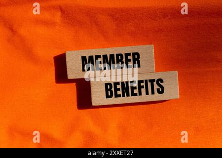 Message des avantages du membre écrit sur des blocs de bois avec fond orange. Symbole conceptuel des avantages pour les membres. Copier l'espace. Banque D'Images