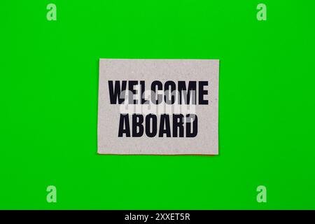 Bienvenue à bord message écrit sur morceau de papier avec fond vert. Bienvenue conceptuel à bord du symbole. Copier l'espace. Banque D'Images