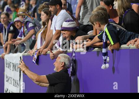 Aue Bad Schlema, Allemagne. 23 août 2024. Pavel Dotchev (entraîneur, FC Erzgebirge Aue) BEI den fans. FC Erzgebirge Aue v. SG Dynamo Dresde, Fussball, 3. Liga, 3. Spieltag, saison 2024/2025, 23.08.2024 LA RÉGLEMENTATION DFB/DFL INTERDIT TOUTE UTILISATION DE PHOTOGRAPHIES COMME SÉQUENCES D'IMAGES ET/OU QUASI-VIDÉO Foto : Eibner-Pressefoto/Bert Harzer crédit : dpa/Alamy Live News Banque D'Images