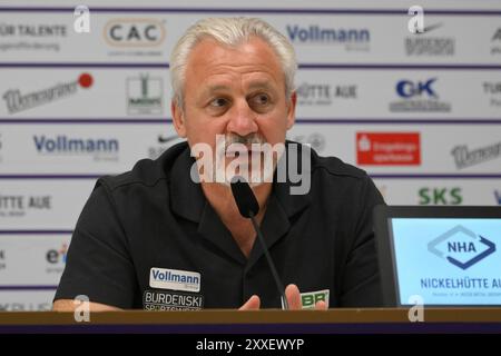 Aue Bad Schlema, Allemagne. 23 août 2024. Pavel Dotchev (entraîneur, FC Erzgebirge Aue) zur Pressekonferenz. FC Erzgebirge Aue v. SG Dynamo Dresde, Fussball, 3. Liga, 3. Spieltag, saison 2024/2025, 23.08.2024 LA RÉGLEMENTATION DFB/DFL INTERDIT TOUTE UTILISATION DE PHOTOGRAPHIES COMME SÉQUENCES D'IMAGES ET/OU QUASI-VIDÉO Foto : Eibner-Pressefoto/Bert Harzer crédit : dpa/Alamy Live News Banque D'Images