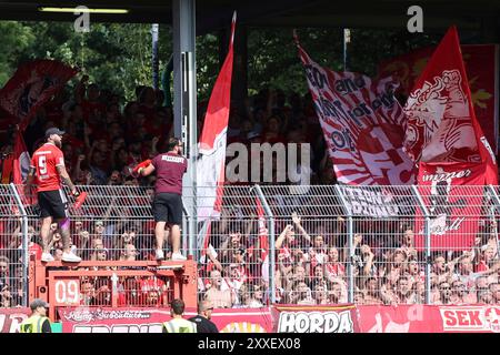 Muenster, Deutschland. 24 août 2024. GER, Preussen Muenster gegen 1.FC Kaiserslautern, Fussball, 2.Liga, 3. Spieltag, Spielzeit 2024/2025, 24.08.2024 fans 1.FC Kaiserslautern LA RÉGLEMENTATION DFL INTERDIT TOUTE UTILISATION DE PHOTOGRAPHIES COMME SÉQUENCES D'IMAGES ET/OU QUASI-VIDÉO Foto : Eibner-Pressefoto/ Frank Zeising crédit : dpa/Alamy Live News Banque D'Images