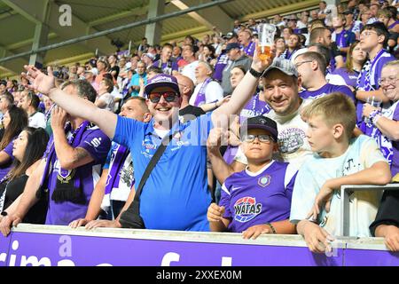 Aue Bad Schlema, Allemagne. 23 août 2024. FC Erzgebirge Aue feiern den Heimsieg. FC Erzgebirge Aue v. SG Dynamo Dresde, Fussball, 3. Liga, 3. Spieltag, saison 2024/2025, 23.08.2024 LA RÉGLEMENTATION DFB/DFL INTERDIT TOUTE UTILISATION DE PHOTOGRAPHIES COMME SÉQUENCES D'IMAGES ET/OU QUASI-VIDÉO Foto : Eibner-Pressefoto/Bert Harzer crédit : dpa/Alamy Live News Banque D'Images