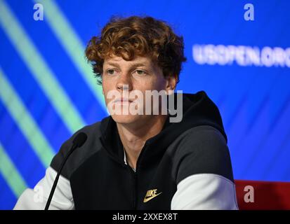 Flushing NY, États-Unis. 23 août 2024. Jannik Sinner s’adresse aux médias au Centre national de tennis Billie Jean King de l’USTA le 23 août 2024 à Flushing Queens. Crédit : Mpi04/Media Punch/Alamy Live News Banque D'Images