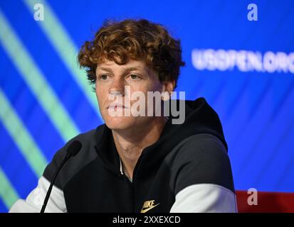 Flushing NY, États-Unis. 23 août 2024. Jannik Sinner s’adresse aux médias au Centre national de tennis Billie Jean King de l’USTA le 23 août 2024 à Flushing Queens. Crédit : Mpi04/Media Punch/Alamy Live News Banque D'Images