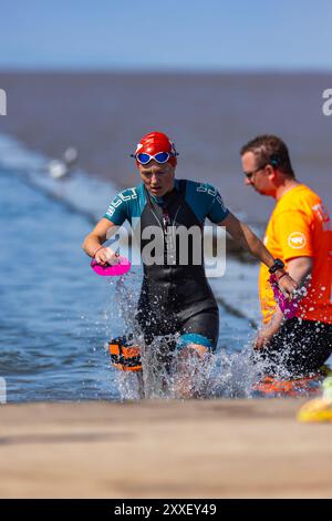 Participants participant à la course de natation de Clevedons Banque D'Images