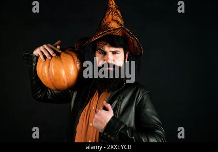 Souriant homme heureux avec citrouille. Autocollants Halloween joyeux. Le visage du joker fou. Joyeux Halloween - bel homme isolé. Devil Man. Banque D'Images