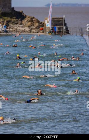 Participants participant à la course de natation de Clevedons Banque D'Images