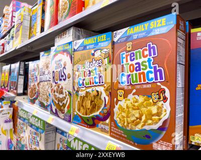 Los Angeles, Californie, États-Unis - 04-14-2024 : une vue de plusieurs variétés de céréales Cinnamon Toast Crunch, exposées dans une épicerie locale. Banque D'Images