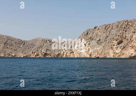 Boutre arabe traditionnel avec des touristes amarrant dans les eaux ressemblant à un fjord de la péninsule de Musandam, Sultanat d'Oman Banque D'Images