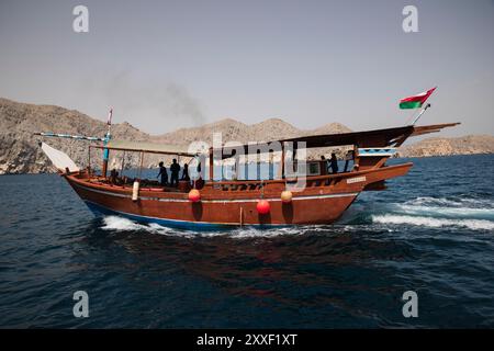 Dhows arabes traditionnels avec des touristes naviguant dans les eaux ressemblant à des fjords de la péninsule de Musandam, Sultanat d'Oman Banque D'Images