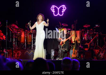 Marina Di Pietrasanta, Italie. 23 août 2024. Fiorella Mannoia se produit en direct sur la scène du Festival la Versiliana. (Photo de Stefano dalle Luche/Pacific Press) crédit : Pacific Press Media production Corp./Alamy Live News Banque D'Images