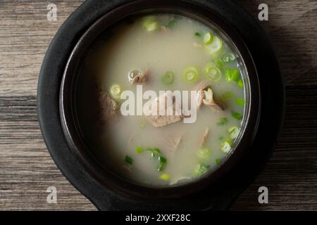Une vue de dessus d'un bol de soupe d'os de bœuf. Banque D'Images