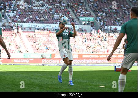 GER, Bayern, Augsburg, Fussball, FC Augsburg - SV Werder Brême, in der WWK Arena, Augsburg, 1. Spieltag, 24.08.24, v.l. Maximilian Bauer (FC Augsburg, 23) les règlements DFL/DFB interdisent toute utilisation de photographies comme séquences d'images et/ou quasi-vidéo, crédit : dpa Picture alliance/Alamy Live News Banque D'Images