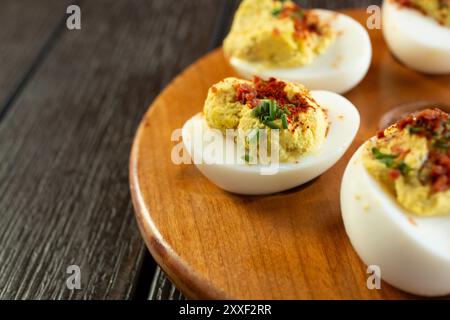 Vue rapprochée d'une assiette d'œufs dévorés. Banque D'Images