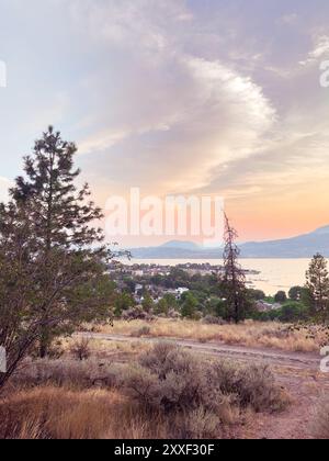 Vue sur le lac Okanagan depuis Knox Mountain Park lors d'une chaude soirée de résumé Banque D'Images