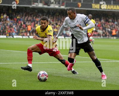 Nathaniel Mendez-Laing de Derby County (à droite) est défié par Ryan Andrews de Watford (à gauche) lors du Sky Bet Championship match à Vicarage Road, Watford. Date de la photo : samedi 24 août 2024. Banque D'Images