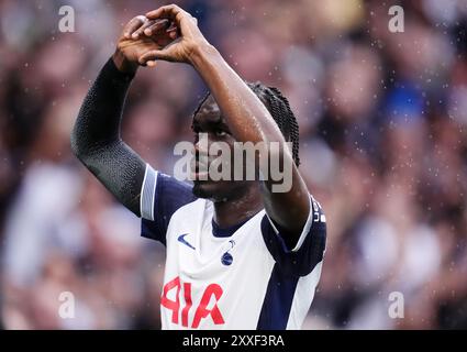 Yves Bissouma de Tottenham Hotspur célèbre avoir marqué le premier but de son équipe lors du match de premier League au Tottenham Hotspur Stadium, à Londres. Date de la photo : samedi 24 août 2024. Banque D'Images