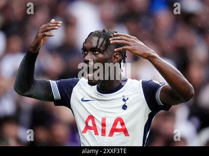 Yves Bissouma de Tottenham Hotspur célèbre avoir marqué le premier but de son équipe lors du match de premier League au Tottenham Hotspur Stadium, à Londres. Date de la photo : samedi 24 août 2024. Banque D'Images