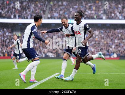 Yves Bissouma de Tottenham Hotspur célèbre avoir marqué le premier but de son équipe lors du match de premier League au Tottenham Hotspur Stadium, à Londres. Date de la photo : samedi 24 août 2024. Banque D'Images