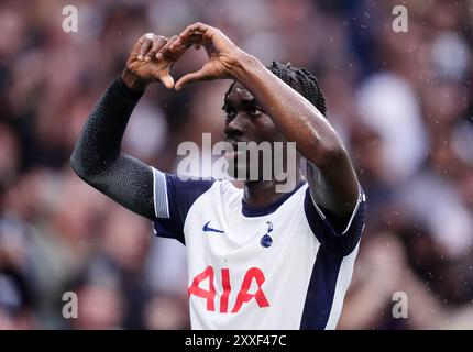 Yves Bissouma de Tottenham Hotspur célèbre avoir marqué le premier but de son équipe lors du match de premier League au Tottenham Hotspur Stadium, à Londres. Date de la photo : samedi 24 août 2024. Banque D'Images