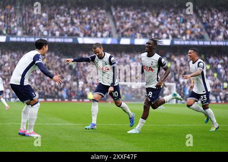 Yves Bissouma de Tottenham Hotspur célèbre avoir marqué le premier but de son équipe lors du match de premier League au Tottenham Hotspur Stadium, à Londres. Date de la photo : samedi 24 août 2024. Banque D'Images