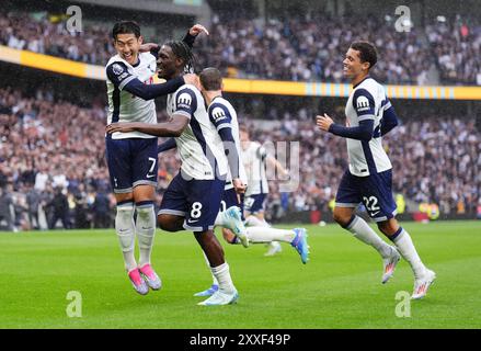 Yves Bissouma de Tottenham Hotspur célèbre avoir marqué le premier but de son équipe lors du match de premier League au Tottenham Hotspur Stadium, à Londres. Date de la photo : samedi 24 août 2024. Banque D'Images