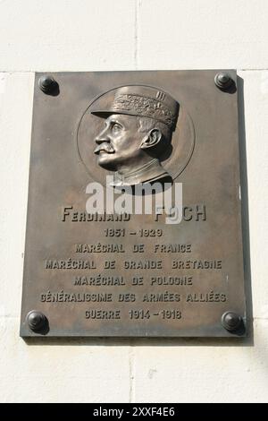 Une plaque commémorative à Valenciennes FERDINAND FOCH 1851-1929 MARÉCHAL DE FRANCE MARÉCHAL DE GRANDE BRETAGNE MARÉCHAL DE POLOGNE GÉNÉRALISSIME DES Banque D'Images