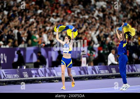 Yaroslava Mahuchikh et Iryna Gerashchenko, d’Ukraine, célèbrent après avoir participé à la finale féminine de saut en hauteur lors des Jeux Olympiques de Paris 2024 au stade de France à Paris (France), le 04 août 2024. Yaroslava Mahuchikh s’est classée première en remportant la médaille d’or, Iryna Gerashchenko s’est classée troisième en remportant la médaille de bronze. Banque D'Images