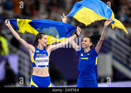 Yaroslava Mahuchikh et Iryna Gerashchenko, d’Ukraine, célèbrent après avoir participé à la finale féminine de saut en hauteur lors des Jeux Olympiques de Paris 2024 au stade de France à Paris (France), le 04 août 2024. Yaroslava Mahuchikh s’est classée première en remportant la médaille d’or, Iryna Gerashchenko s’est classée troisième en remportant la médaille de bronze. Banque D'Images