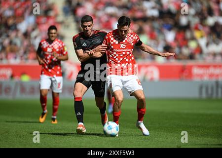 Mainz, Allemagne. 24 août 2024. Fussball 1. Bundesliga 1. Spieltag 1. FSV Mainz 05 - 1. FC Union Berlin AM 24.08.2024 in der Mewa Arena in Mayence Robin Gosens ( Berlin ), liens - Anthony Caci ( Mayence ), rechts la réglementation DFL interdit toute utilisation de photographies comme séquences d'images et/ou quasi-vidéo. Foto : Revierfoto crédit : ddp Media GmbH/Alamy Live News Banque D'Images