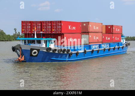 Fleuve Mékong, Vietnam/Cambodge. 24 août 2024 : le porte-conteneurs vietnamien transporte des conteneurs sur la voie navigable asiatique, l'une des plus grandes voies navigables d'Asie. Le transport maritime de marchandises est source de tensions géopolitiques, de préoccupations environnementales et de controverses alors que le PM cambodgien prévoit de construire le canal Funan Techo (officiellement Tonle Bassac navigation Road & Logistics System Project), un projet soutenu par la Chine de 1,7 milliards de dollars pour relier Phnom Penh au port maritime de Kampot, détournant ses marchandises pour l'exportation directement vers sa propre côte plutôt que via le delta du Mékong contrôlé par Hanoi. Crédit : Kevin Izorce/Alamy Live News Banque D'Images