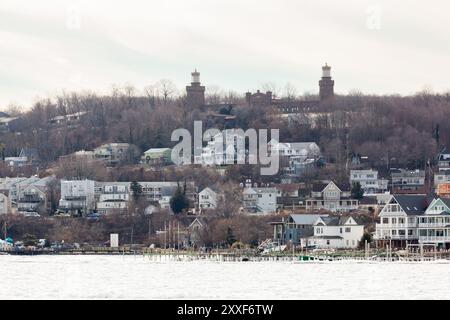 Highlands, New Jersey - 3 janvier 2018 : une vue sur une rivière Shrewsbury gelée jusqu'aux Highlands et Twin Lights lors d'une froide journée d'hiver en 2018 Banque D'Images