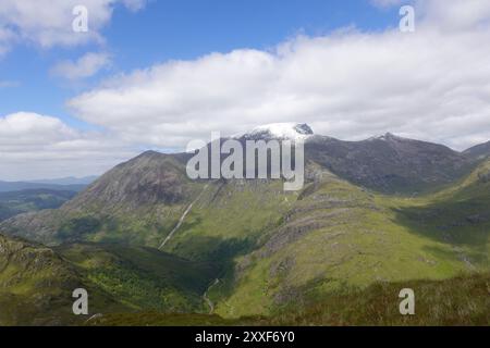 Ben Nevis avec un saupoudrage de neige de juin vu du sommet d'un Gearanach a Munro dans la chaîne des Mamores de montagnes Scottish Highlands. ROYAUME-UNI Banque D'Images