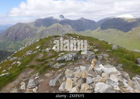 Ben Nevis avec un saupoudrage de neige de juin vu du sommet d'un Gearanach a Munro dans la chaîne des Mamores de montagnes Scottish Highlands. ROYAUME-UNI Banque D'Images