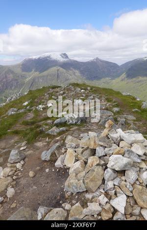 Ben Nevis avec un saupoudrage de neige de juin vu du sommet d'un Gearanach a Munro dans la chaîne des Mamores de montagnes Scottish Highlands. ROYAUME-UNI Banque D'Images